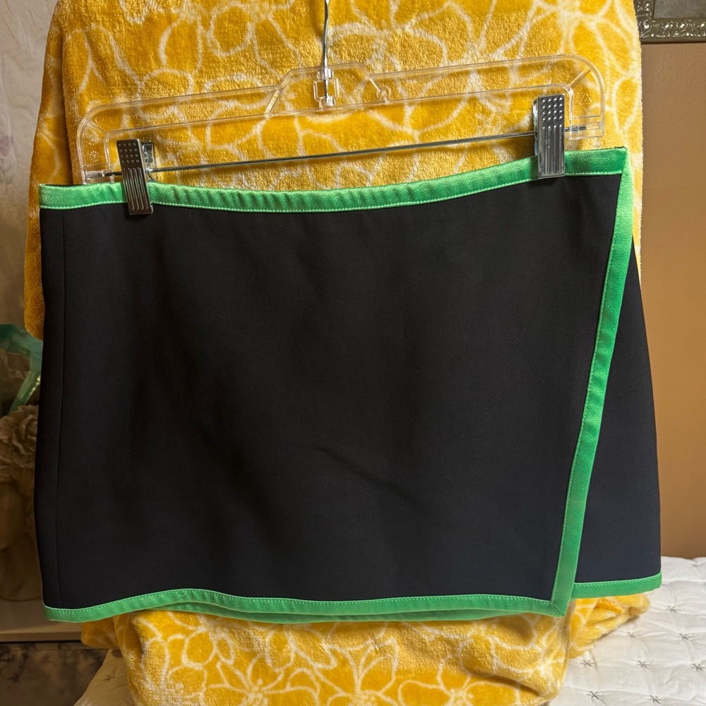 Alice + Olivia Black Mini Skirt with Green Trim Size 8